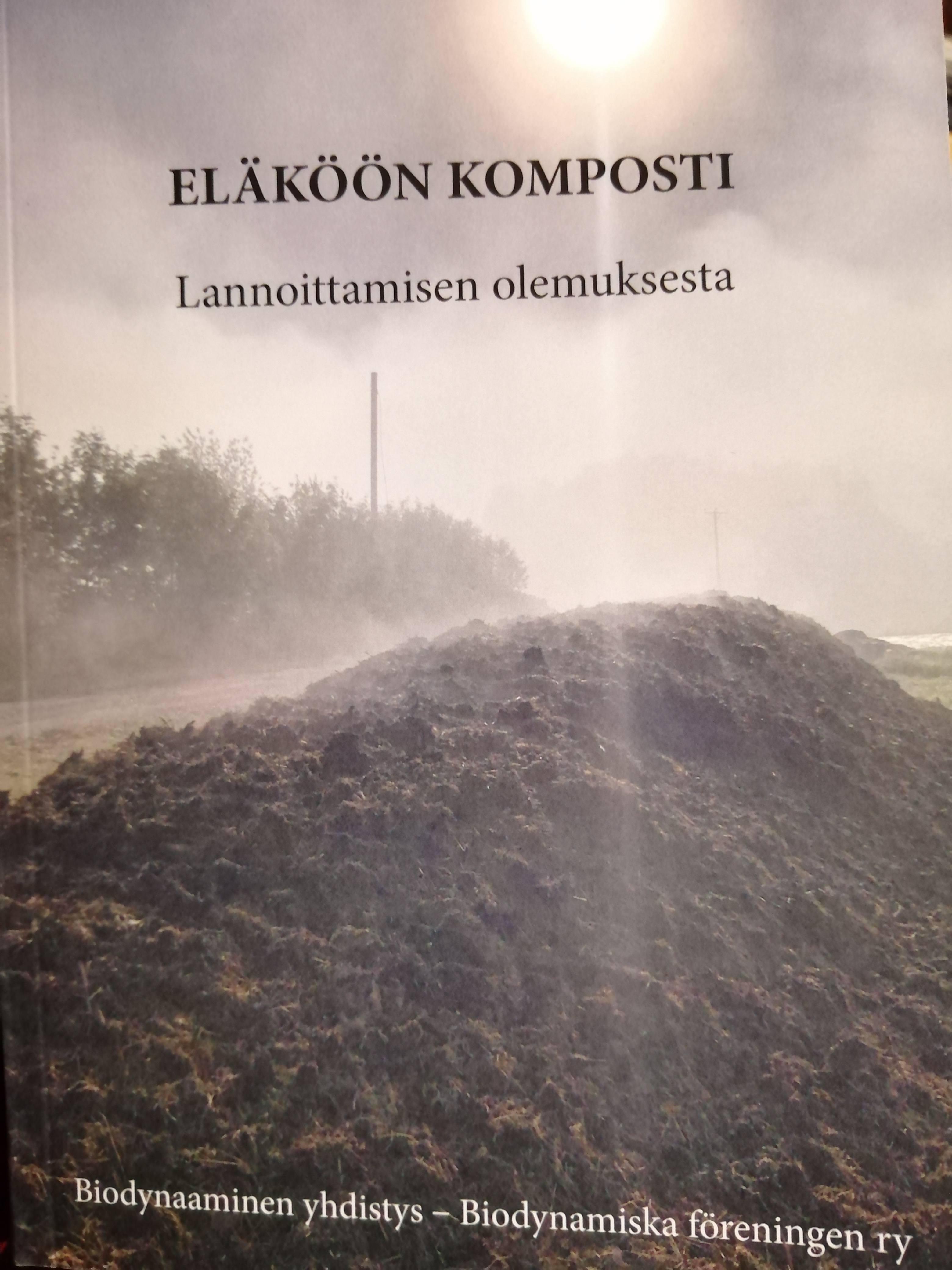 Sari Kalliokoski, Pirkko Okkonen, Kari Järvinen, Päivi Suokas: Eläköön komposti (Paperback, 2022, Biodynaaminen yhdistys - Biodynamiska föreningen ry)